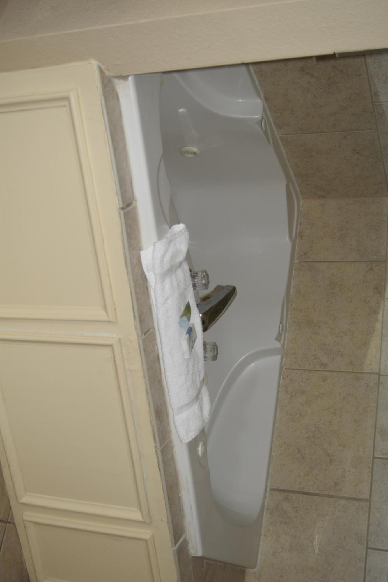 Atkinson Inn & Suites Лъмбъртън Екстериор снимка