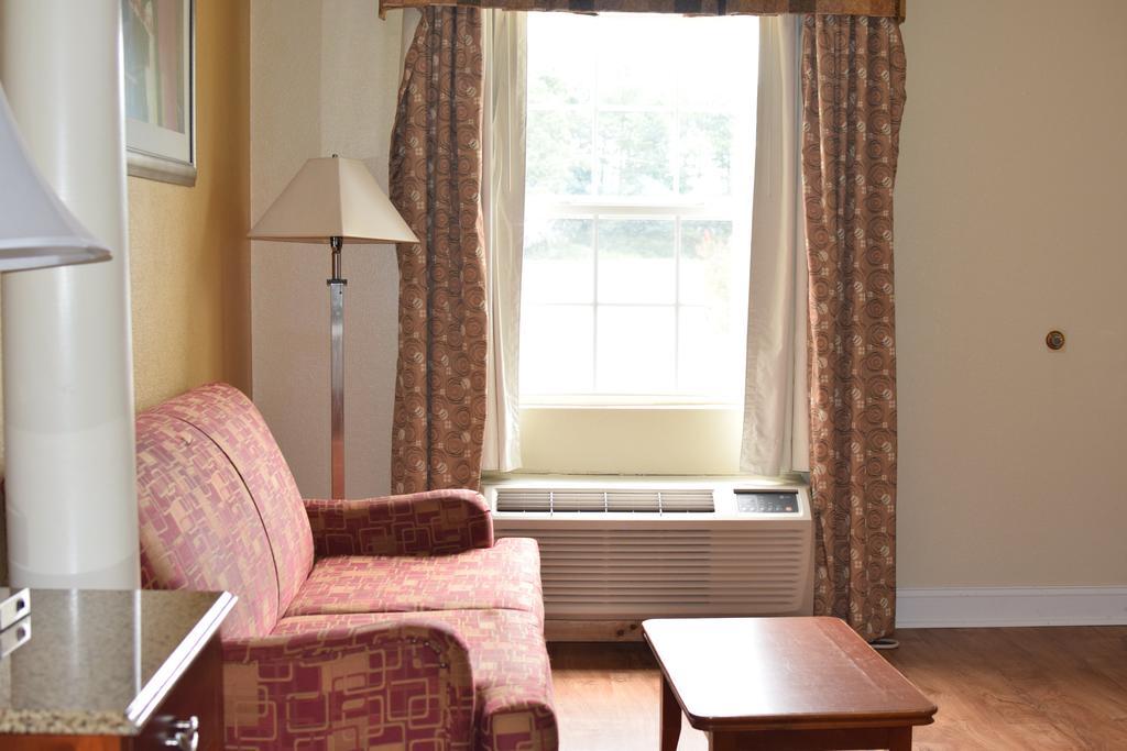 Atkinson Inn & Suites Лъмбъртън Екстериор снимка