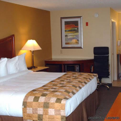 Atkinson Inn & Suites Лъмбъртън Стая снимка