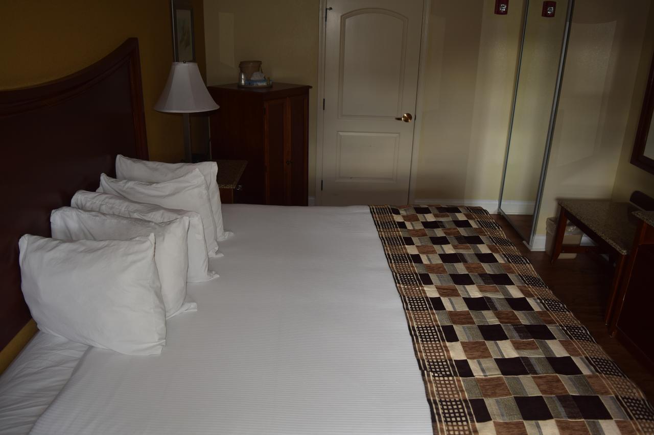 Atkinson Inn & Suites Лъмбъртън Екстериор снимка