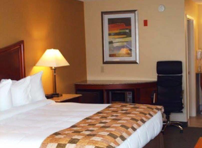 Atkinson Inn & Suites Лъмбъртън Екстериор снимка