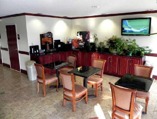 Atkinson Inn & Suites Лъмбъртън Екстериор снимка